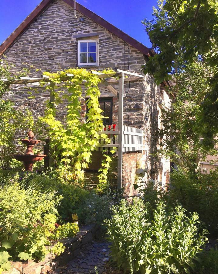 The Attic Apartment, Quay Street Studios Cardigan Eksteriør bilde